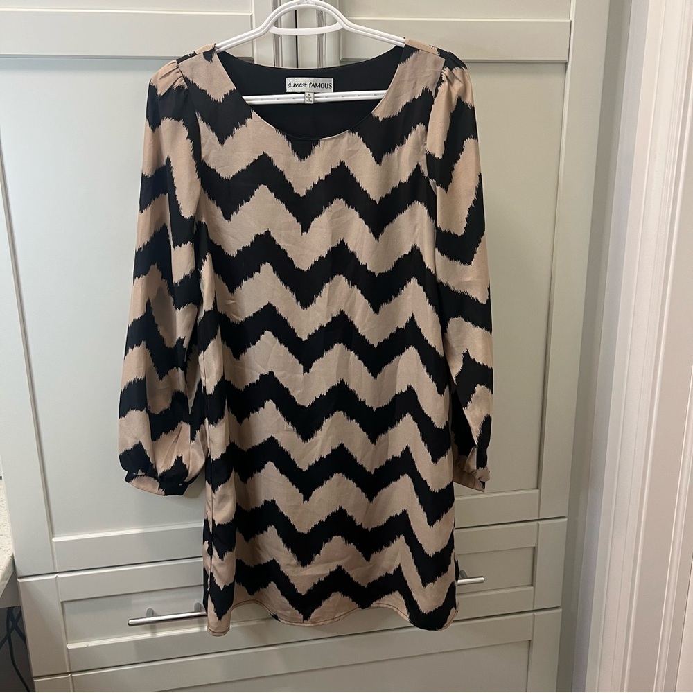 ALMOST FAMOUS Black Tan Chevron Sheath Dress with Bishop Sleeves | Size Small